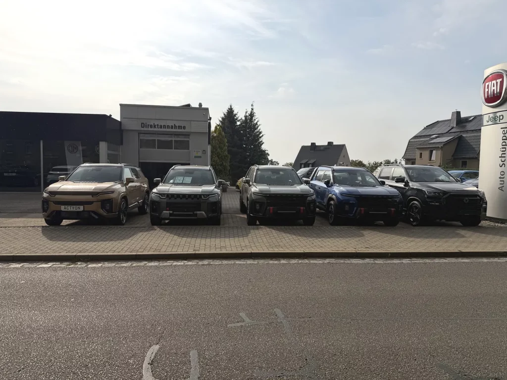 KGM Fahrzeuge vor der Direktannahme des Autohauses Schüppel
