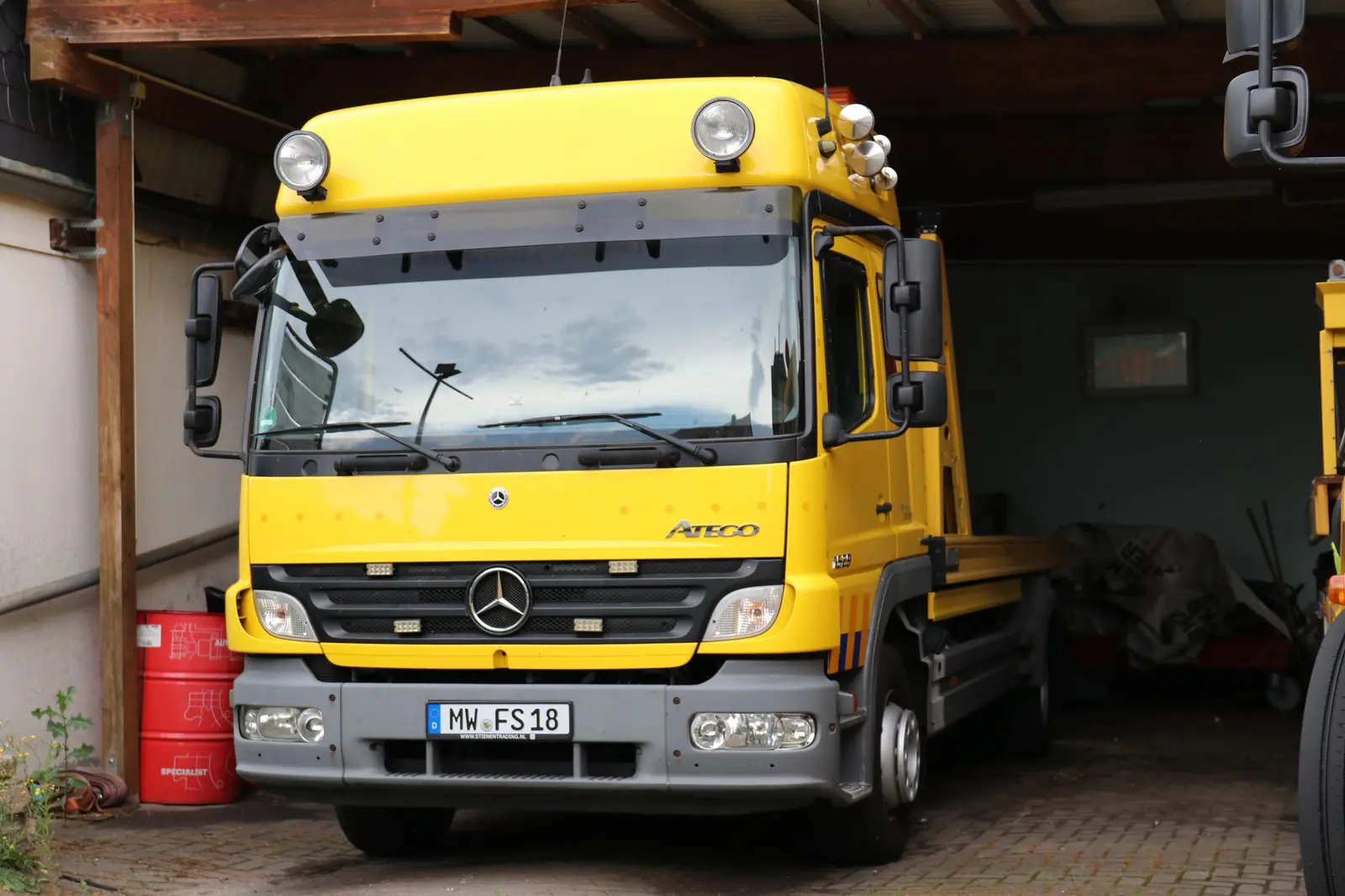 Gelber Abschleppwagen des Autohauses Schüppel